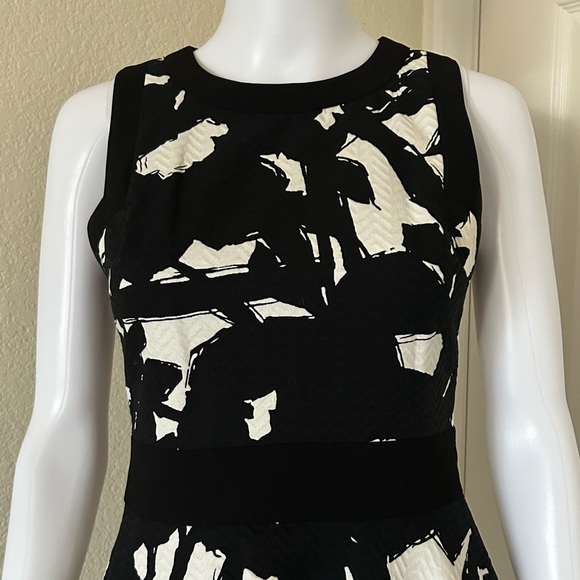 BANANA REPUBLIC Fit and Flare Dress in Black White Jacquard Short Sleeve - 0 - Picture 2 of 12